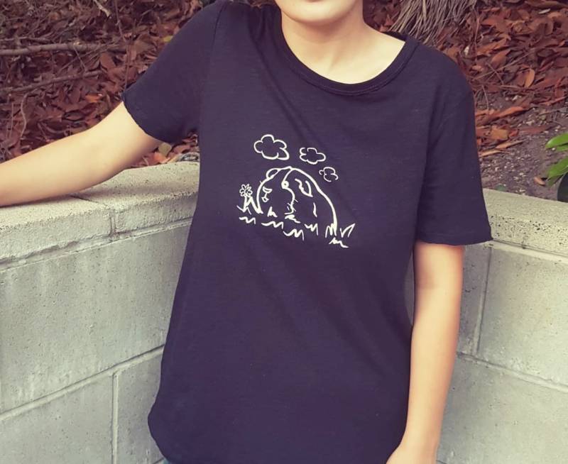T-Shirt Mit Meerschweinchenmotiv "Blume' Für Kinder Und Erwachsene von SqueakyWear