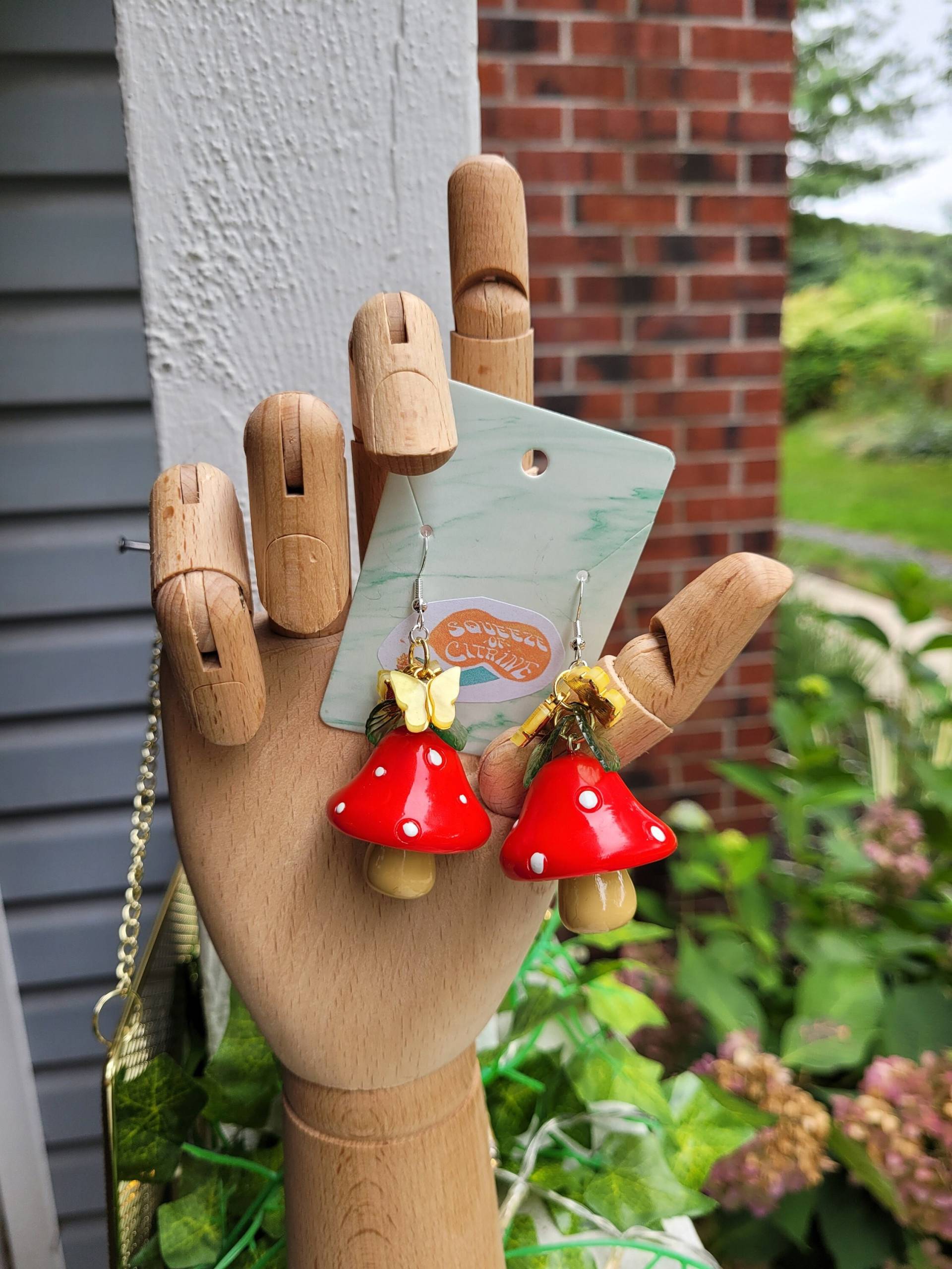 Cottagecore - Rote Pilz Ohrringe Mit Gelben Schmetterlingen Und Blättern Cottagecore - Rote Pilz Ohrringe Mit Gelben Schmetterlingen Und Blättern von SqueezeOfCitrine