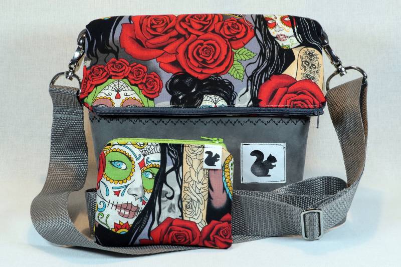 Fold-Over Handtasche Klein - "Candy Skull" von KarimaZaimiDesigns