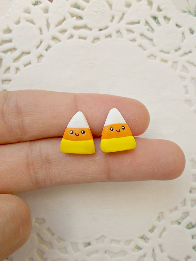 Halloween Candy Corn Ohrringe - Erntedank Herbst Geschenke Schmuck Kawaii Kinder Süße Ohrstecker von SquirrelandBunnyShop