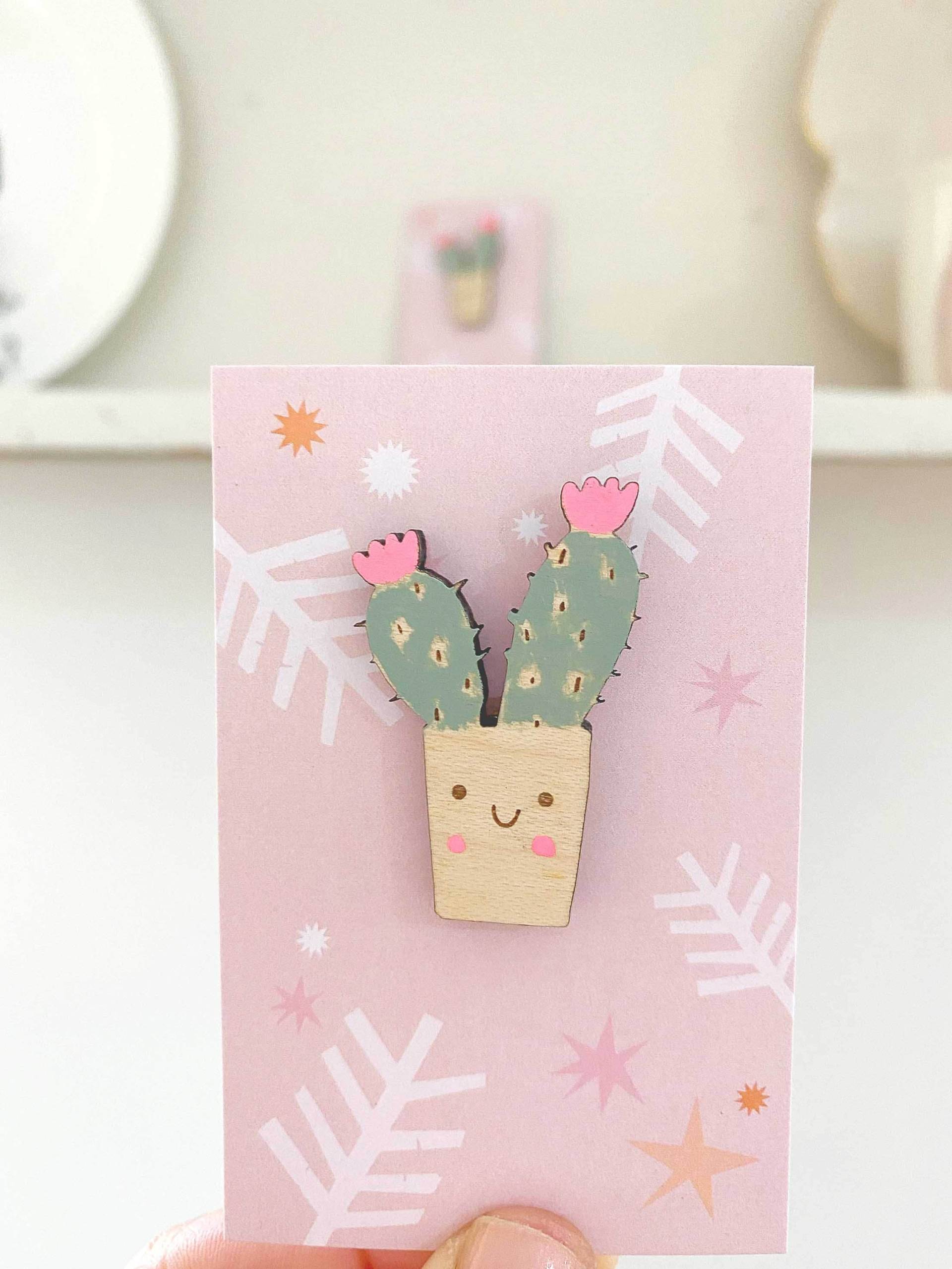 Handbemalter Smiley Kaktus Pin Geschenk Für Pflanzenliebhaber Aus Holz Handbemalter Smiley Kaktus Pin Geschenk Für Pflanzenliebhaber Aus Holz von SquirrelbanditShop