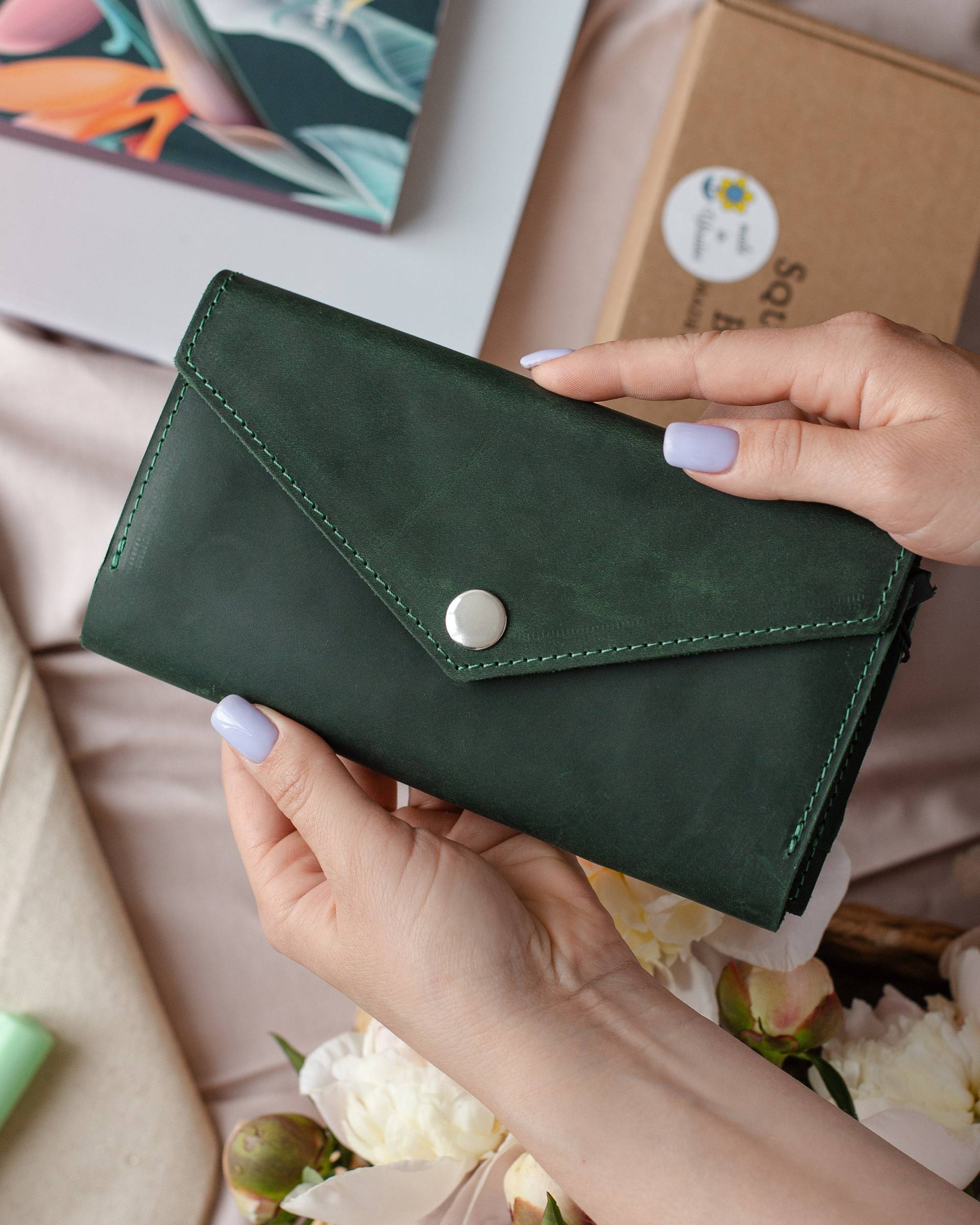 Grünes Leder Portemonnaie, Handgemachtes Taschenbuch, Grünes Smaragdgrüne Damen Geldbörse, Kreditkartenetui Geldbörse Button Wallet von SquirrelsBags