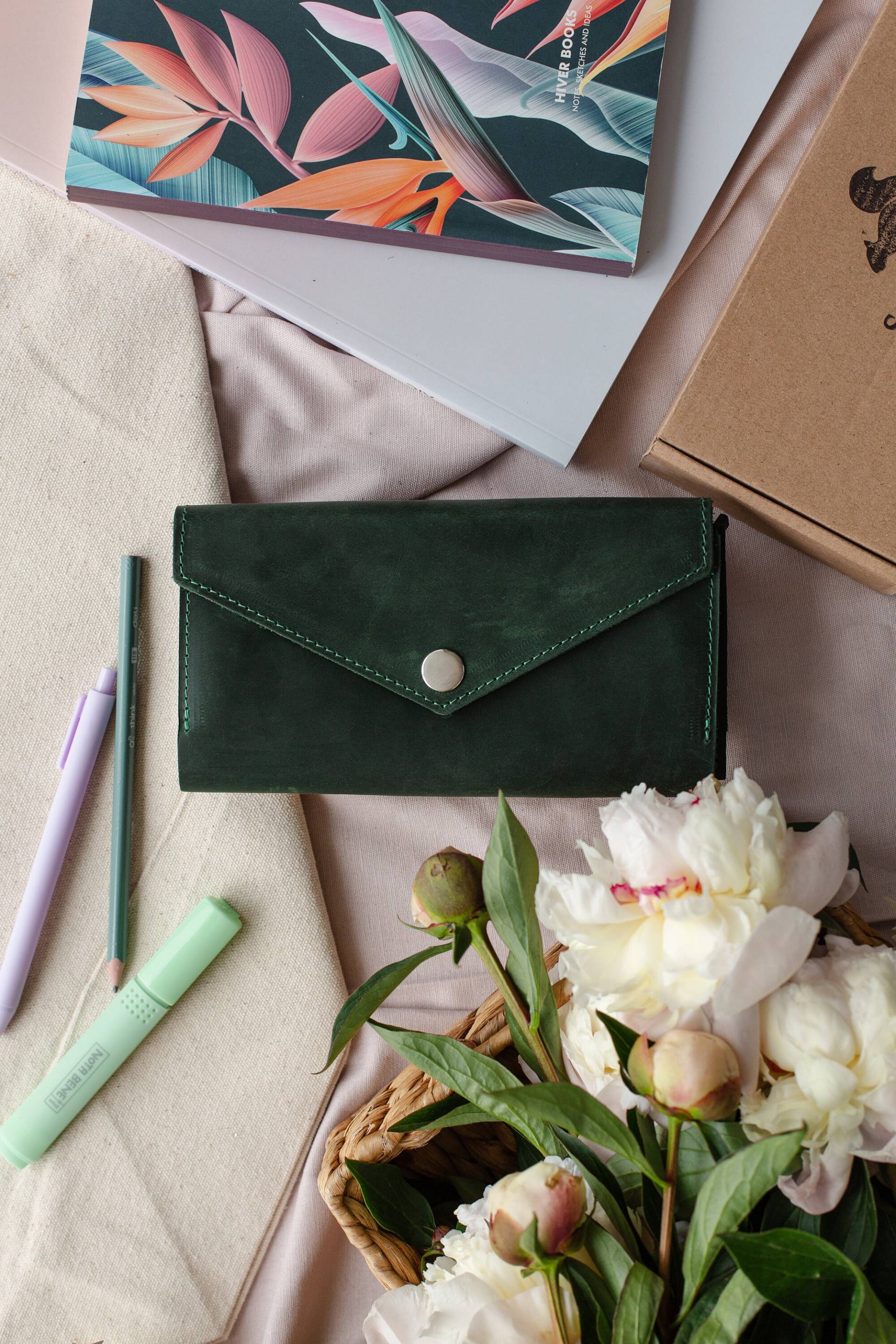 Grünes Leder Portemonnaie, Handgemachtes Grünes Smaragdgrünes Damen Kreditkarten Portemonnaie Button Wallet von SquirrelsBags