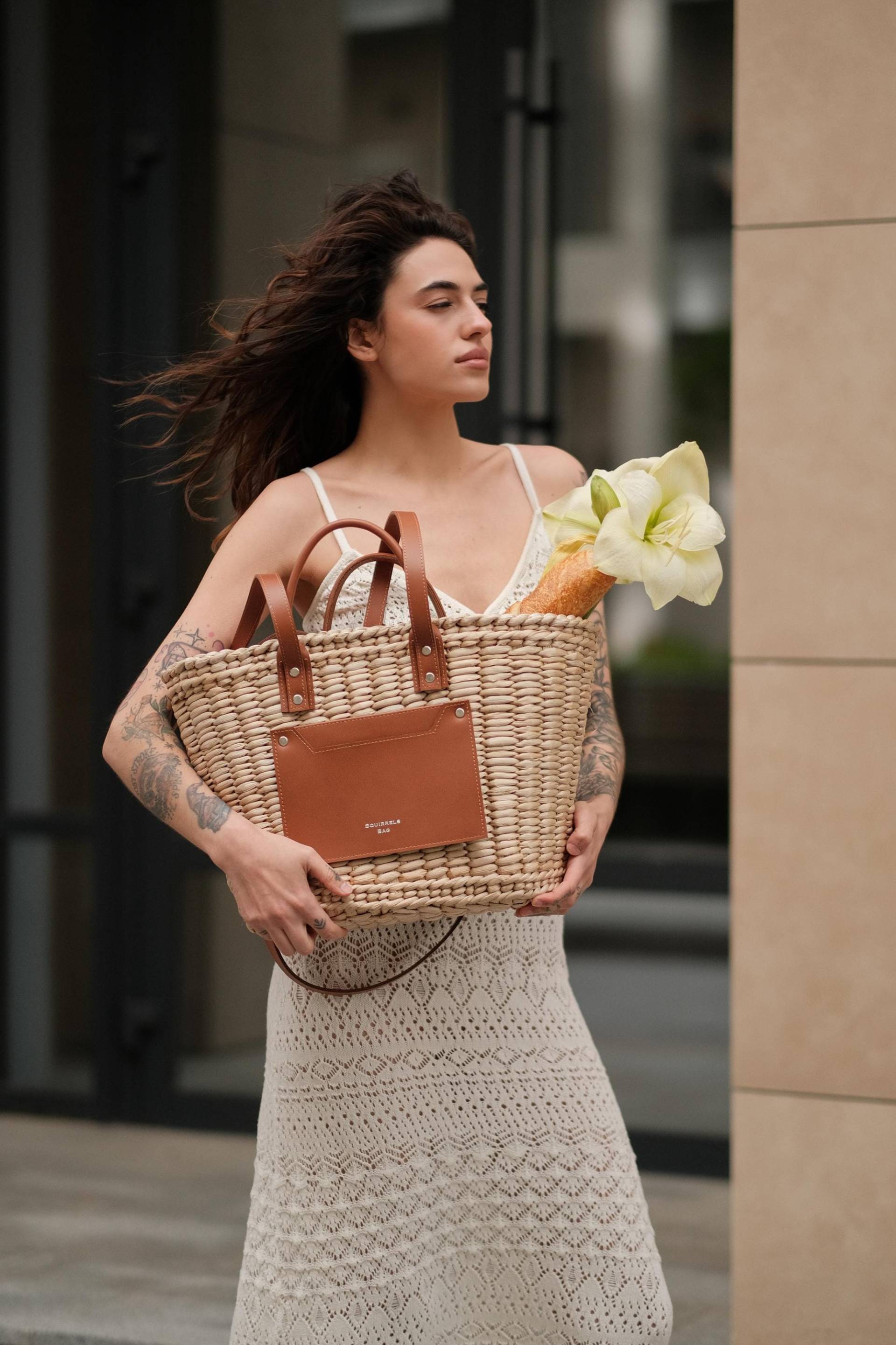 Handgewebte Strohtasche Vegane Ledergriffe, Sommer-Strandtasche von SquirrelsBags