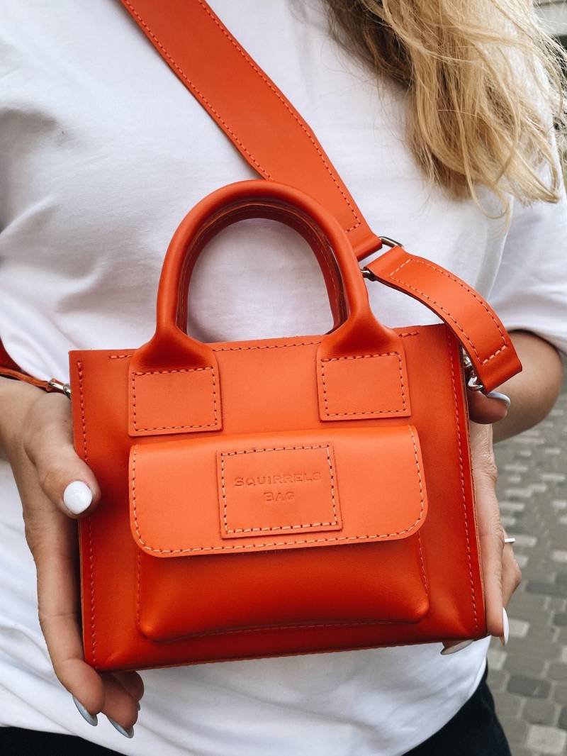 Kleine Crossbody Ledertasche - in Neon Orange Micro Geldbörsen Für Damen von SquirrelsBags
