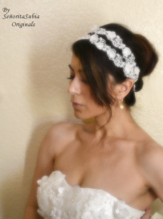Haarband Weiß Braut Doppel Stoff Blumen Hochzeit Kopfschmuck Blume Applikation Handgefertigt Damen Accessoire Kopfbedeckung Tragen Krone Boho Theme Haarband Weiß Braut Doppel Stoff Blumen Hochzeit Kopfschmuck Blume Applikation Handgefertigt Damen Accessoire Kopfbedeckung Tragen Krone Boho Theme von SrtaSubiaOriginals