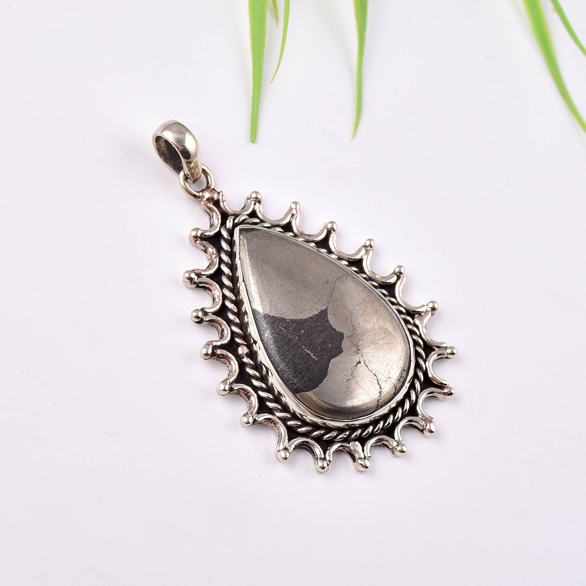 Exclusive Apachen Gold Anhänger.apache Pyrit Schmuck Für Frauen. Sterling Silber Statement Anhänger Exclusive Apachen Gold Anhänger.apache Pyrit Schmuck Für Frauen. Sterling Silber Statement Anhänger von SsonasCreation