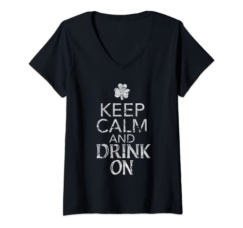 Damen St Patrick's Day Distressed Keep Calm And Drink On Shamrock T-Shirt mit V-Ausschnitt von St. Patrick's Day Shirts Tee Kaboom!