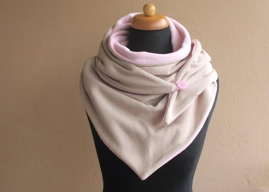 Dreieckstuch Aus Jersey Und Fleece, Beige/Rosa, Damen Halstuch Mit Knopf, Wickelschal von StDesignDE