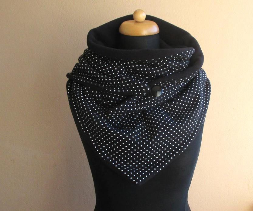 Dreieckstuch Aus Jersey Und Fleece, Schwarz/Weiß Gepunktet, Damen Halstuch Mit Knopf, Wickelschal Dreieckstuch Aus Jersey Und Fleece, Schwarz/Weiß Gepunktet, Damen Halstuch Mit Knopf, Wickelschal von StDesignDE