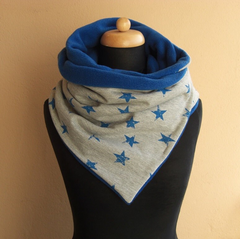 Wickelschal Aus Sweat Und Fleece, Knopfschal, Sterne, Blau/Grau von StDesignDE