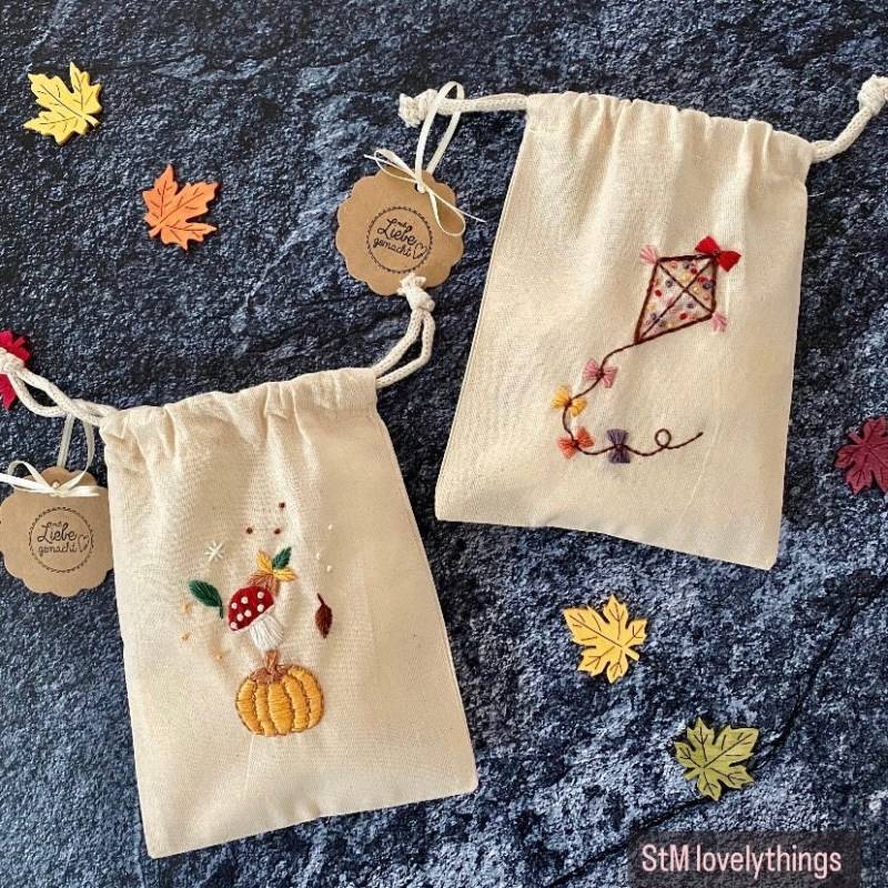 Handbestickte Zugbandbeutel, Baumwollsäckchen, Geschenksäckchen Mit Zugband, Geschenkbeutel Stickerei, Herbstmotive , Herbstdrachen Handbestickte Zugbandbeutel, Baumwollsäckchen, Geschenksäckchen Mit Zugband, Geschenkbeutel Stickerei, Herbstmotive , Herbstdrachen von StMlovelythings