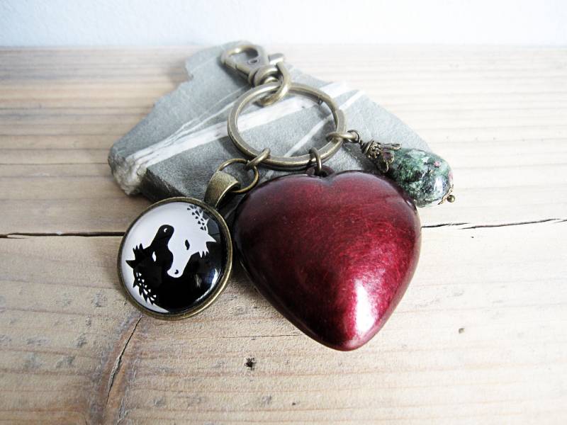 Antik Bronze Charms Schlüsselanhänger. Schlüsselanhänger Mit Herzanhänger, Pferdeanhänger Und Zoisit. Pferdeliebhaber Accessoire von StabuLaRasaJewelry