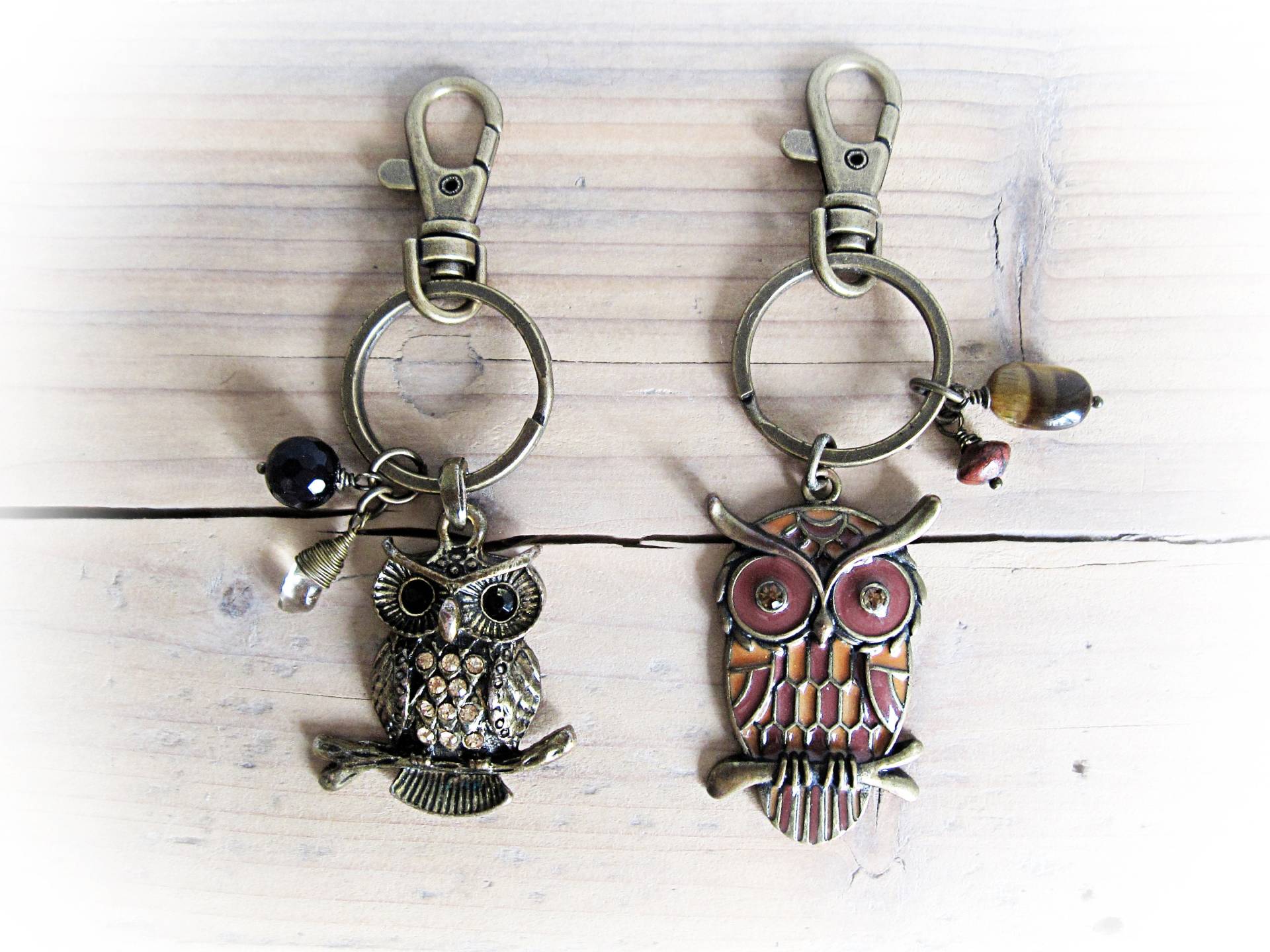 Antiker Bronzefarbener Eulen Schlüsselanhänger. Schlüsselanhänger Mit Vintage Eulenanhänger Und Halbedelsteinigen Edelsteinen von StabuLaRasaJewelry