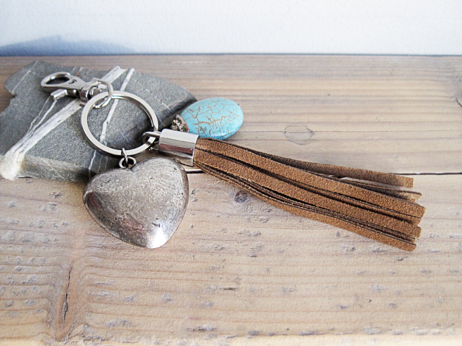 Braunes Wildleder Und Charms Schlüsselanhänger. Schlüsselanhänger Mit Quaste, Herz Charm Türkisem Howlith Stein von StabuLaRasaJewelry