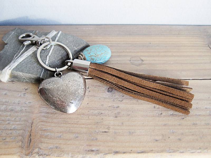 Braunes Wildleder Und Charms Schlüsselanhänger. Schlüsselanhänger Mit Quaste, Herz Charm Türkisem Howlith Stein von StabuLaRasaJewelry
