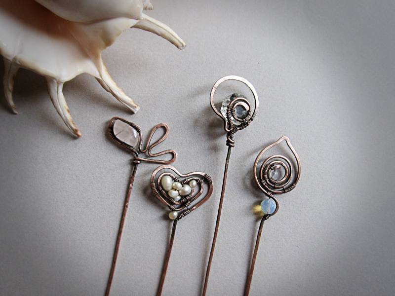 Gewickelte Haarnadeln Aus Kupferdraht/Schal Mit Rosa/Weißen Steinen von StabuLaRasaJewelry