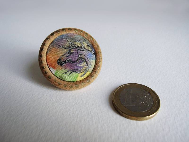 Holzbrosche in Batik-Farben Mit Pferdekopf von StabuLaRasaJewelry