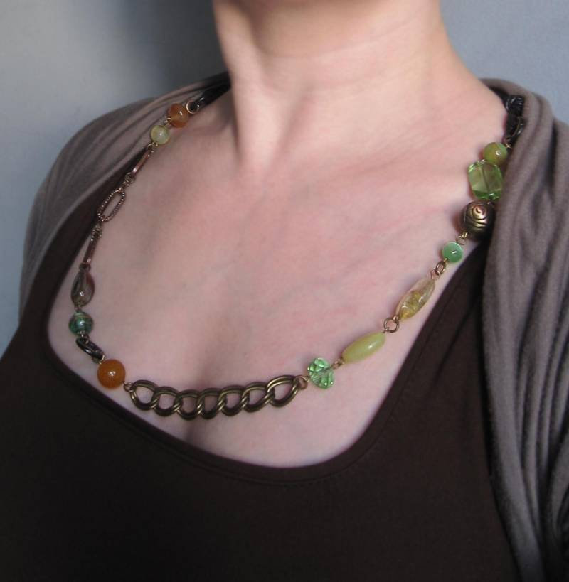 Mixed Metal Und Grün/Gelb/Braune Edelsteine Halskette - Summer Whirl. Assemblage Schmuck von StabuLaRasaJewelry