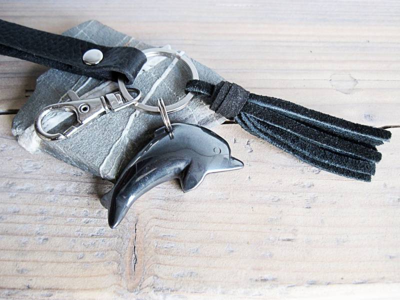 Schwarzer Wildleder Und Hämatit Delfin Charm Schlüsselanhänger. Schlüsselanhänger Mit Quaste von StabuLaRasaJewelry