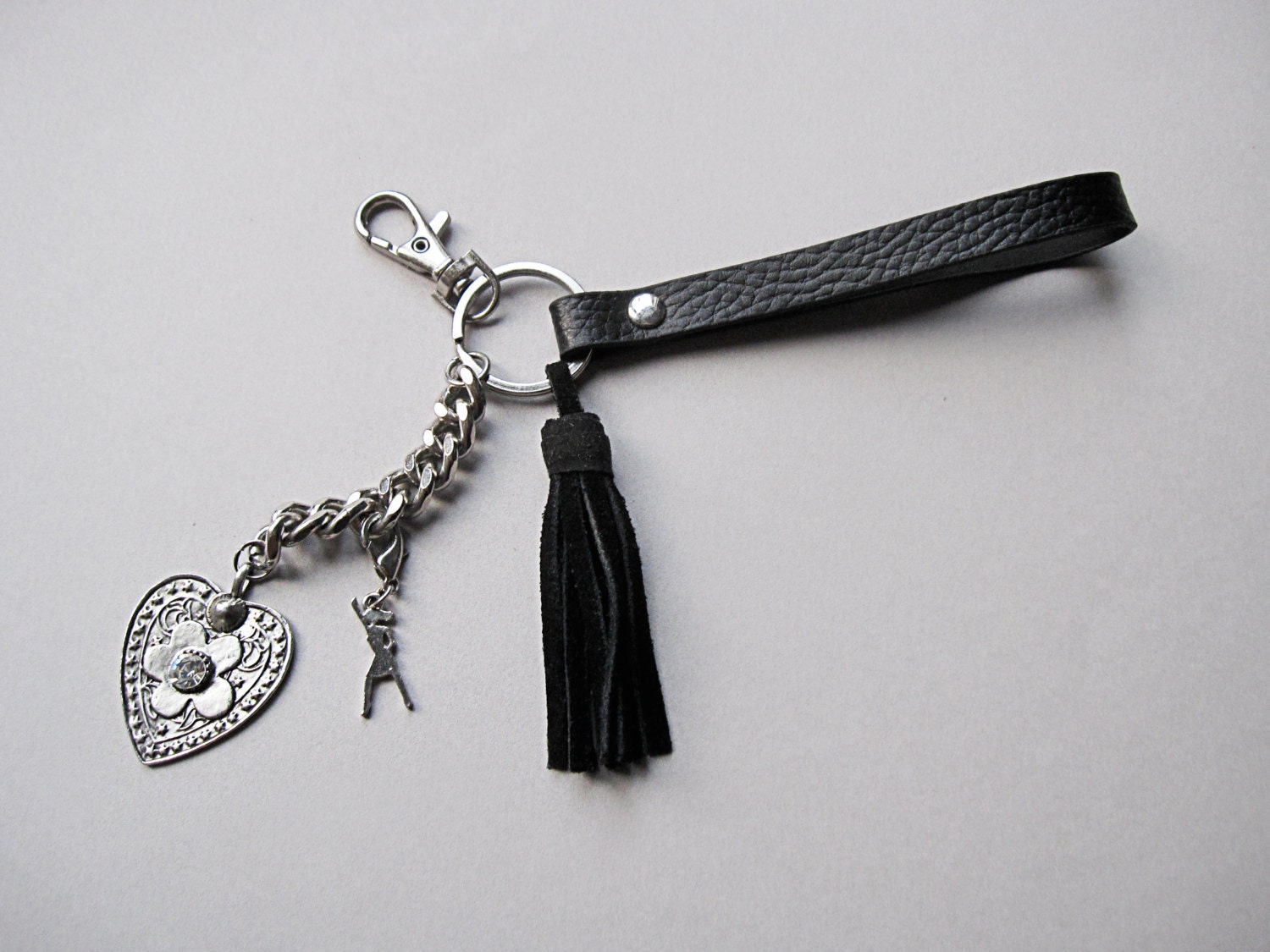 Schwarzes Leder Und Charms Schlüsselanhänger. Schlüsselanhänger Mit Quaste, Herz Charm Girl Power Charm von StabuLaRasaJewelry