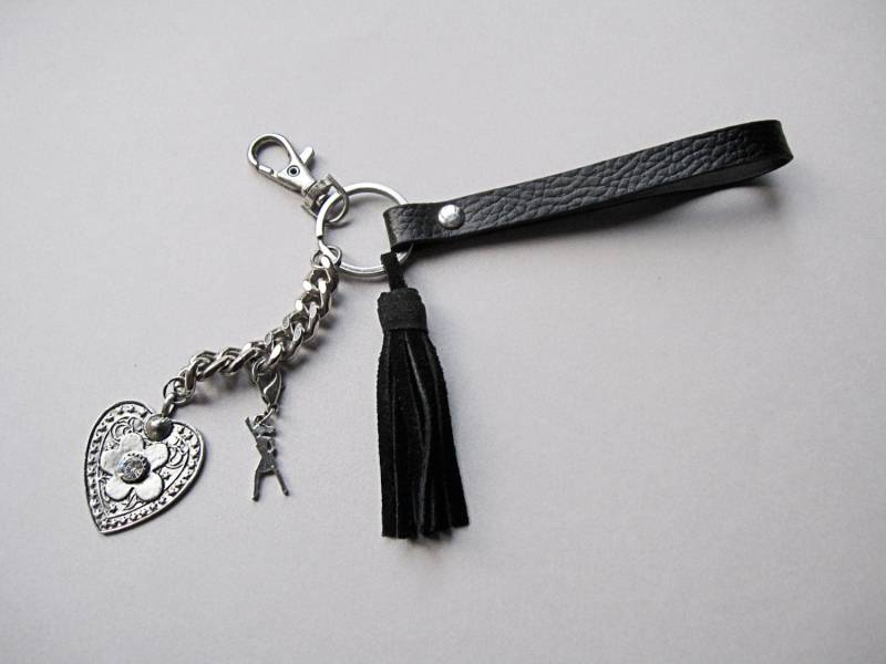 Schwarzes Leder Und Charms Schlüsselanhänger. Schlüsselanhänger Mit Quaste, Herz Charm Girl Power Charm von StabuLaRasaJewelry
