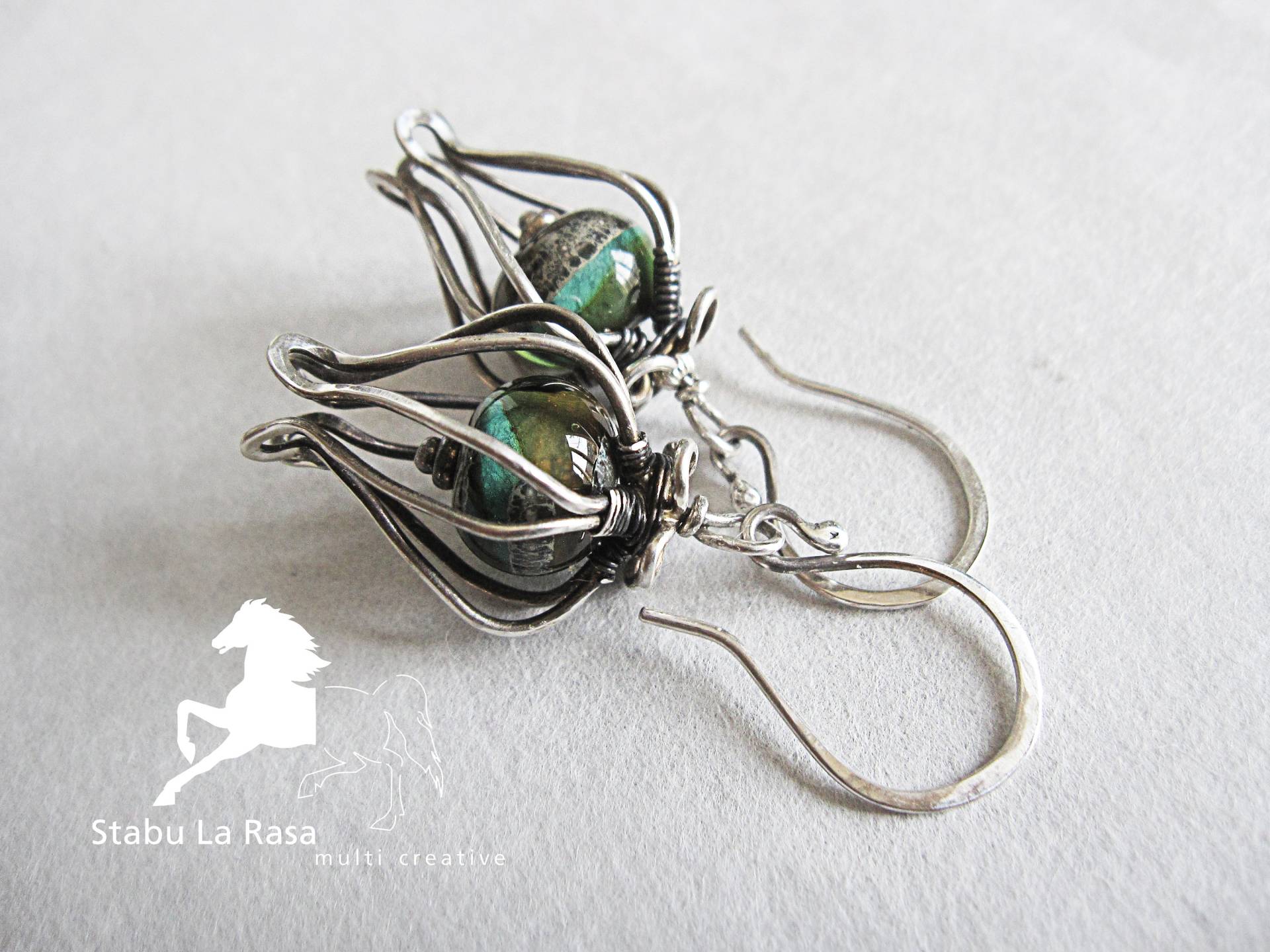sterling Silber Draht Gewickelte Lampwork Ohrringe - June Bug. Ooak von StabuLaRasaJewelry