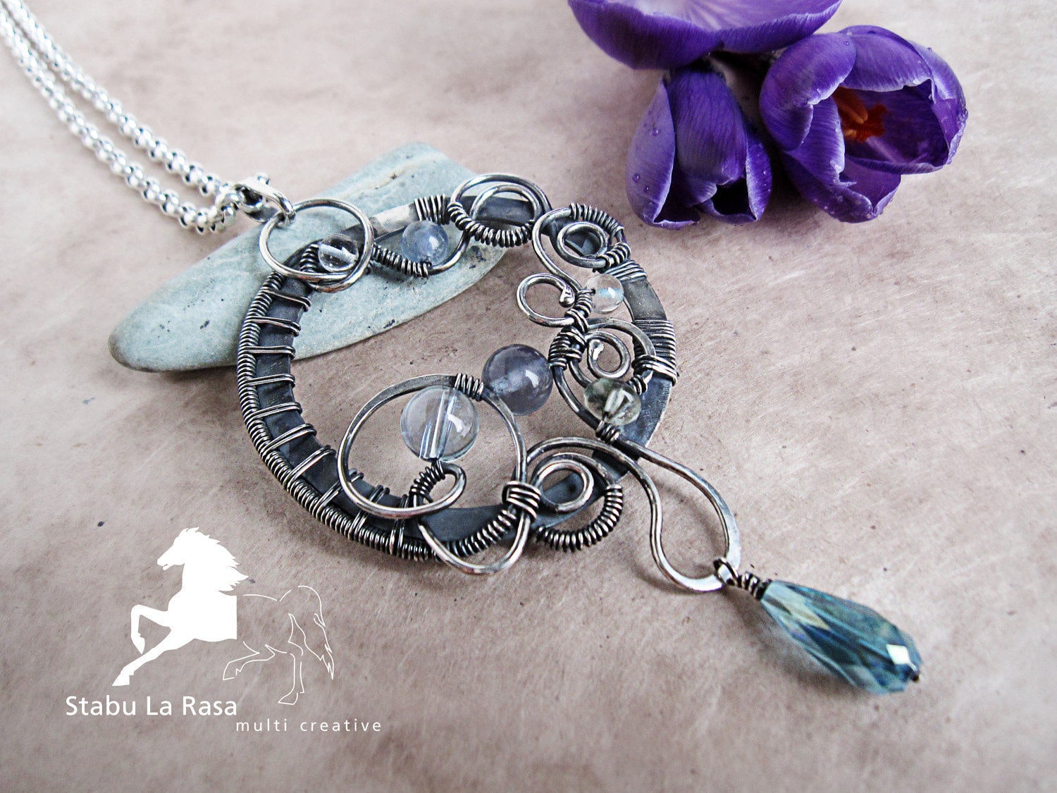 sterling Silber Und Aqua Blaue Edelsteine Draht Gewickelt Anhänger Halskette - Vorfrühling. Schmuck Mit Aqua Aura, Fluorit, Topas von StabuLaRasaJewelry