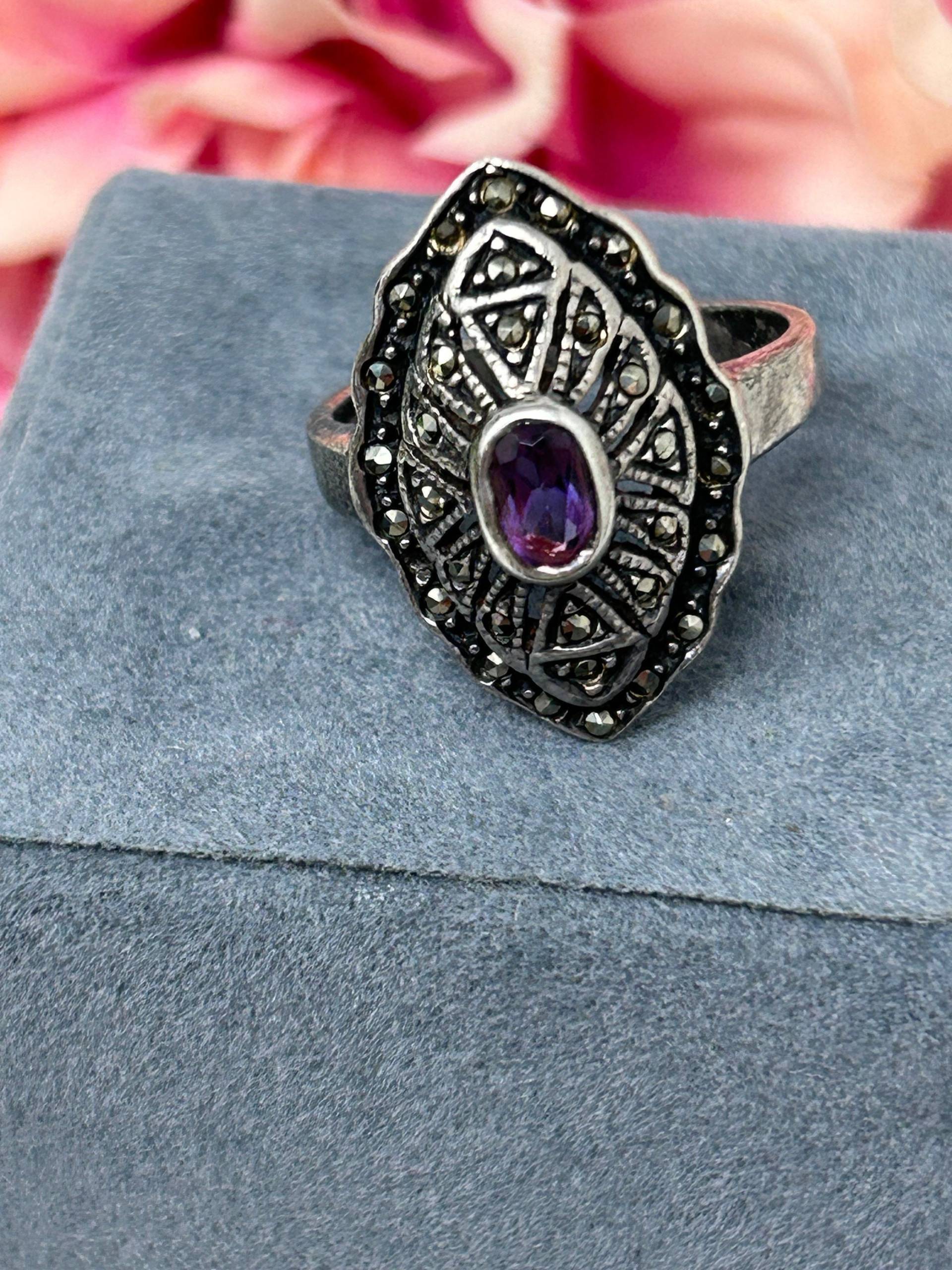 1930S Vintage Lilafarbener Steinring Aus Markasit Und Silber 1930S Vintage Lilafarbener Steinring Aus Markasit Und Silber von StaceyDoesVintage