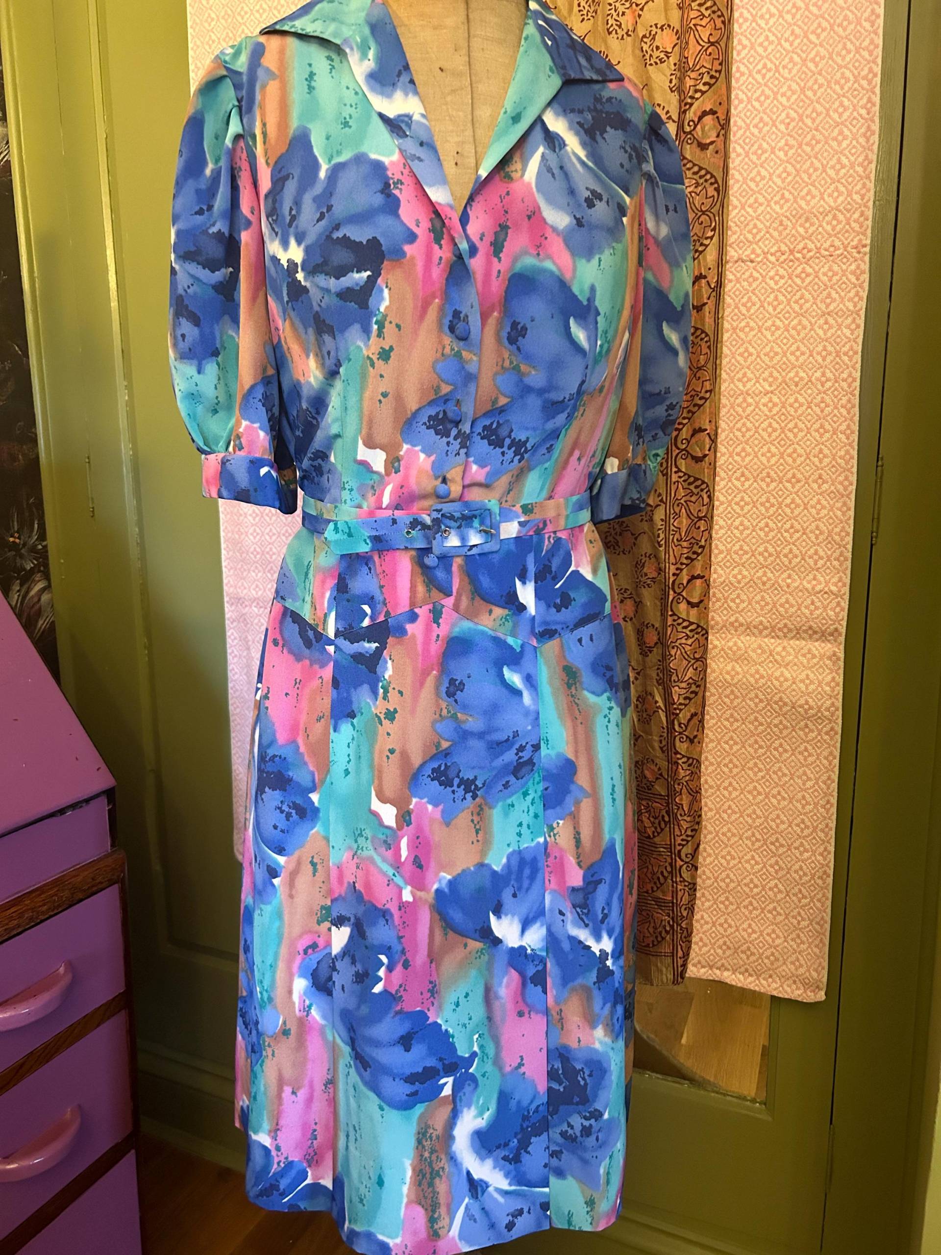80Er Jahre Kleid Aus Polyester. Kostüm Requisite Oder Vintage Abendkleid 80Er Jahre Kleid Aus Polyester. Kostüm Requisite Oder Vintage Abendkleid von StaceyDoesVintage