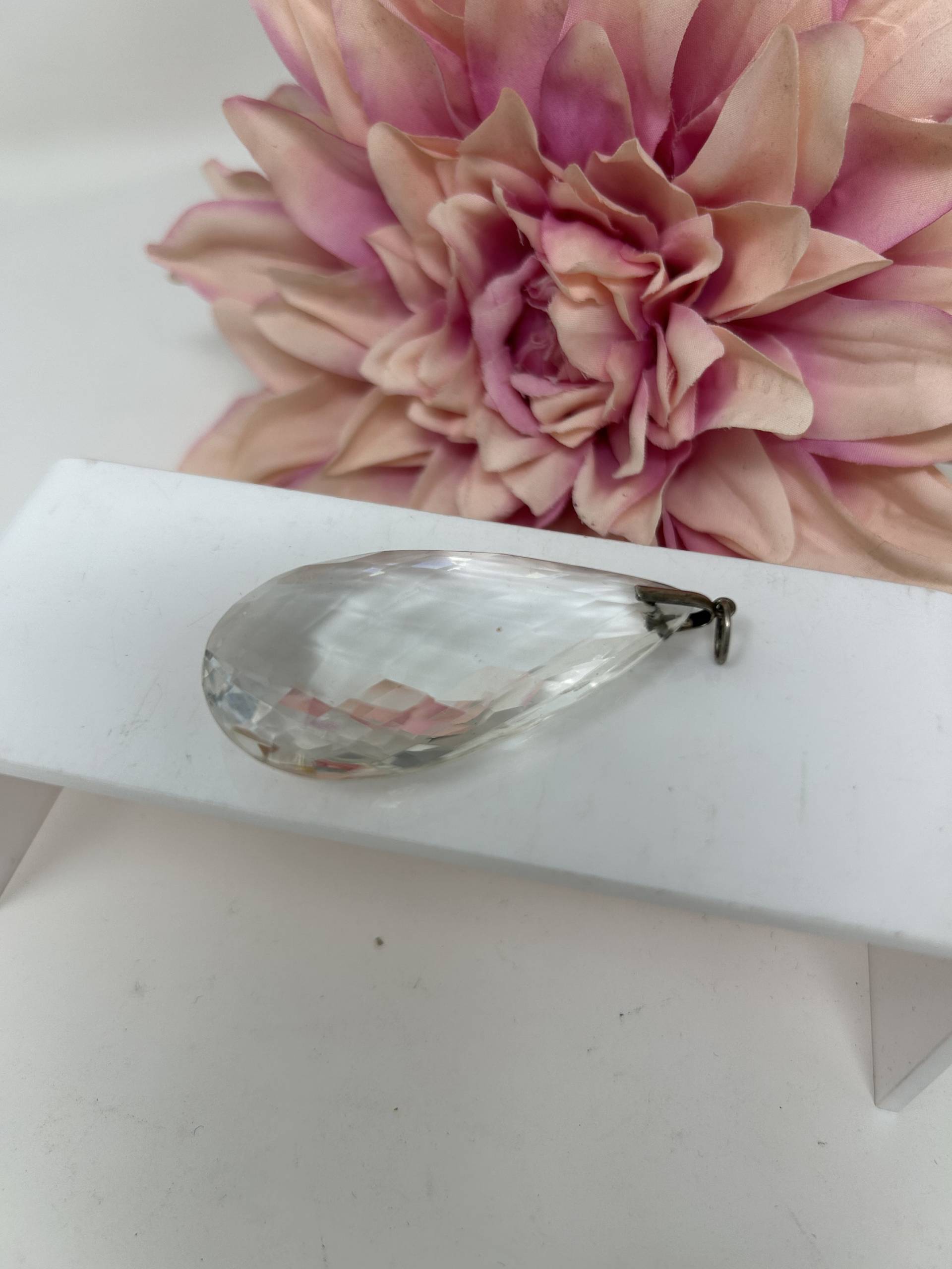 Vintage Kristalltropfen Anhänger Facettiertes Glas An Silberverschluss Vintage Kristalltropfen Anhänger Facettiertes Glas An Silberverschluss von StaceyDoesVintage