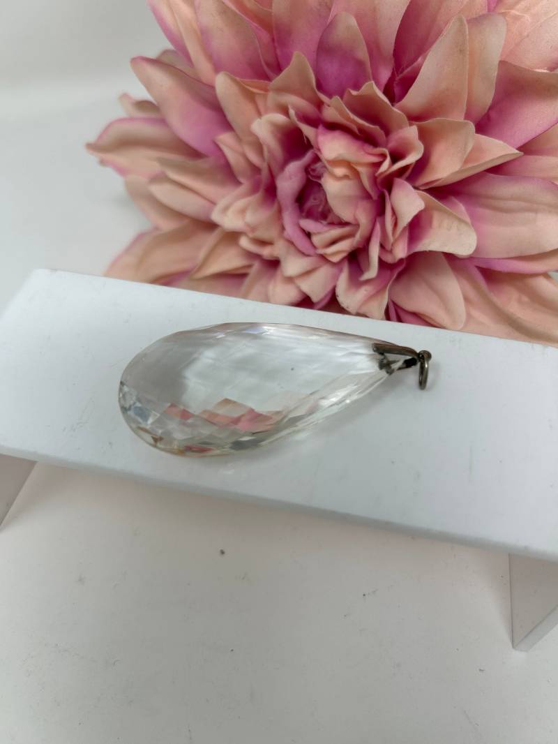 Vintage Kristalltropfen Anhänger Facettiertes Glas An Silberverschluss von StaceyDoesVintage