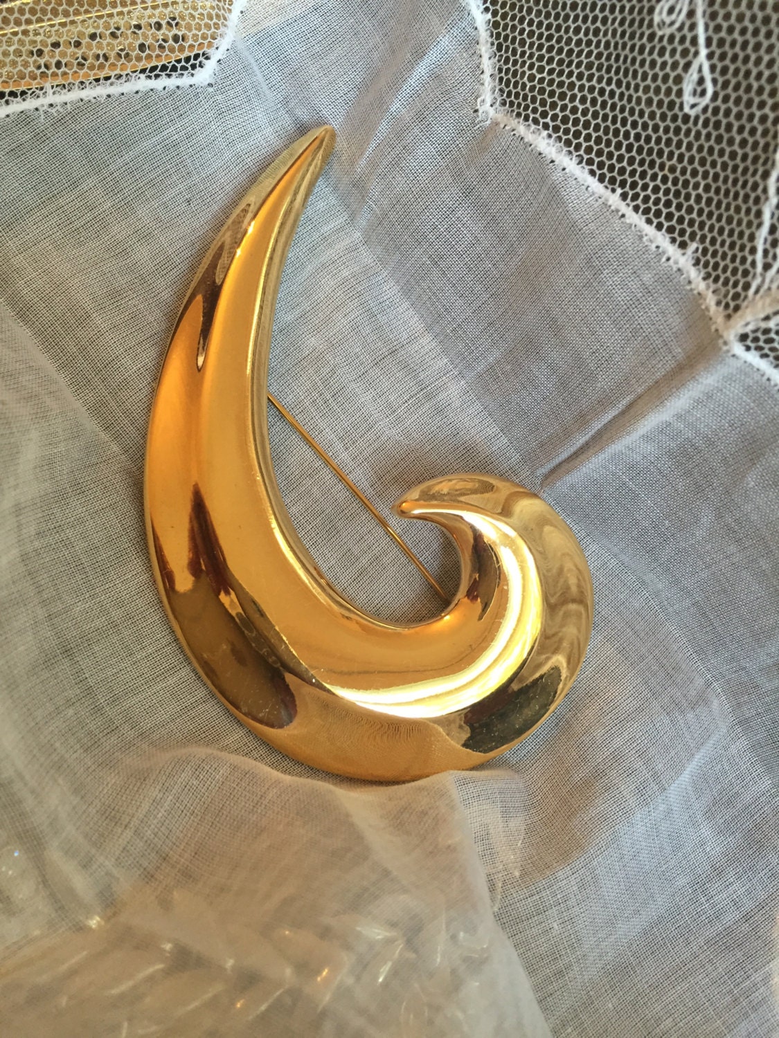 Pin Brosche. Vintage Goldfarbene Brosche Mit Retro Swirl Stamped Ask Pin Brosche. Vintage Goldfarbene Brosche Mit Retro Swirl Stamped Ask von StaceyDoesVintage