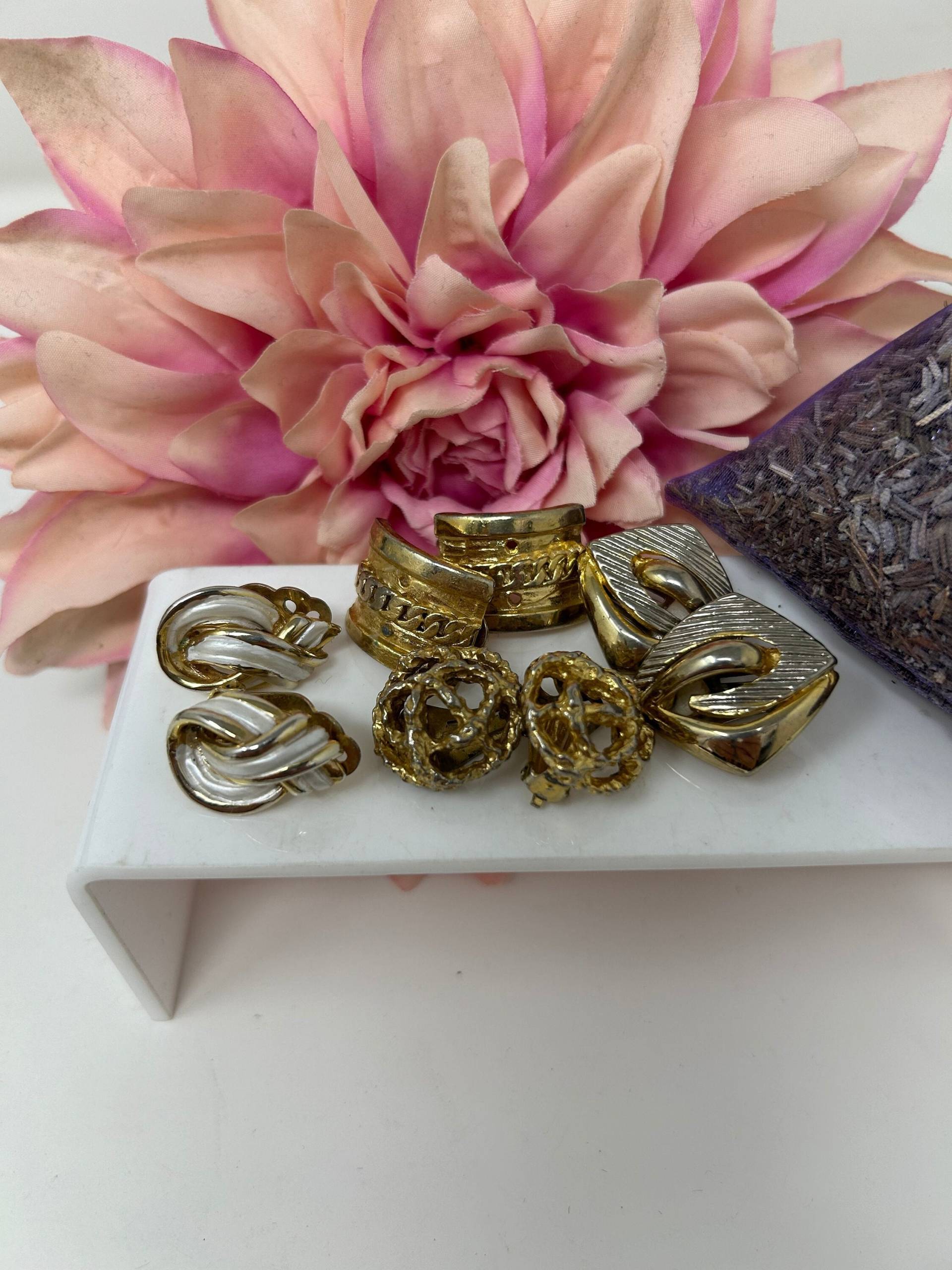 Vintage Goldfarbene Ohrclips 1980Er Jahre Gravur Aus Metall, 4Er Set Vintage Goldfarbene Ohrclips 1980Er Jahre Gravur Aus Metall, 4Er Set von StaceyDoesVintage