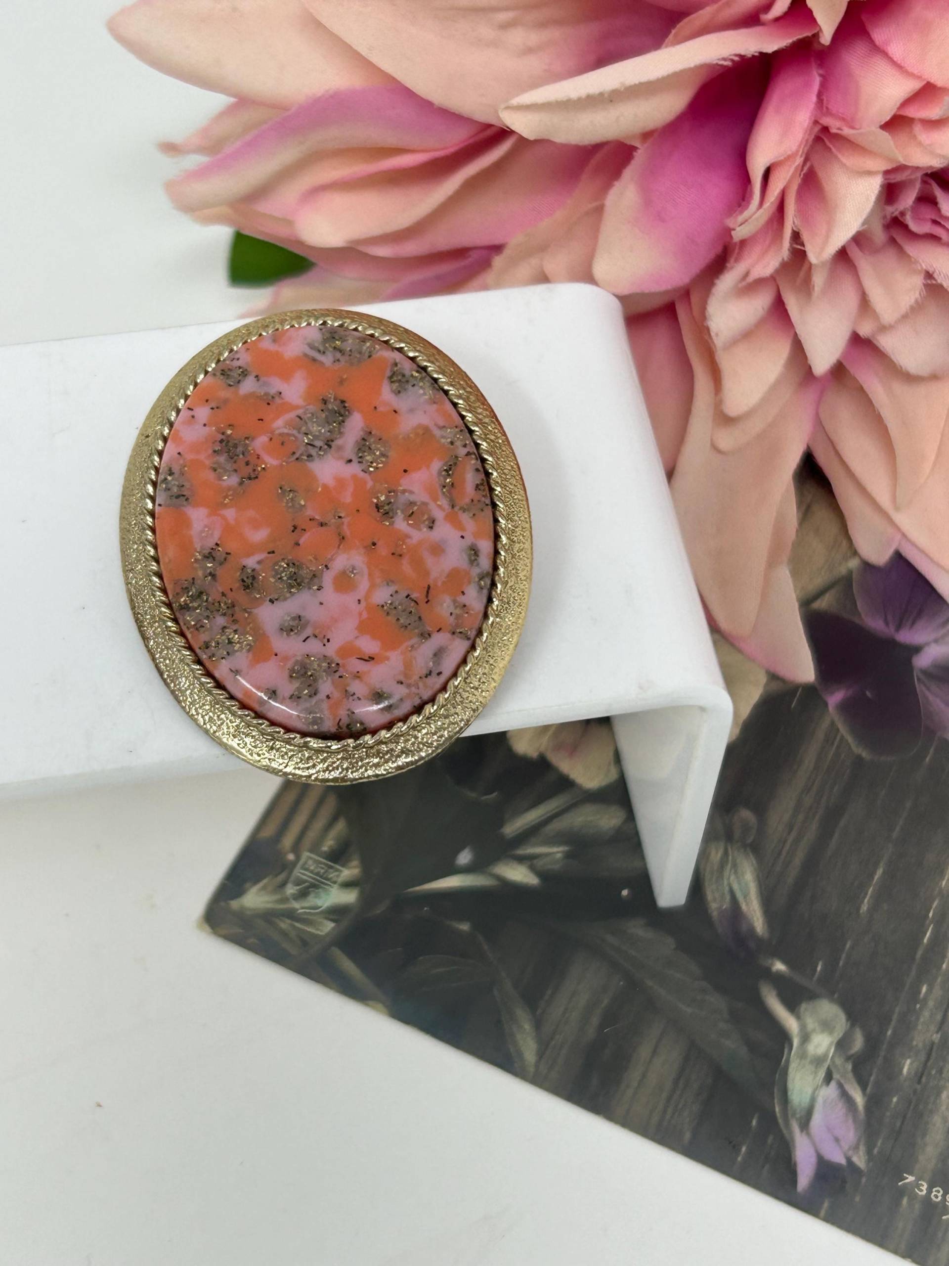 Vintage Sarah Coventry Brosche Goldfarbene Ovale Anstecknadel Mit Pink & Orange Stein Vintage Sarah Coventry Brosche Goldfarbene Ovale Anstecknadel Mit Pink & Orange Stein von StaceyDoesVintage
