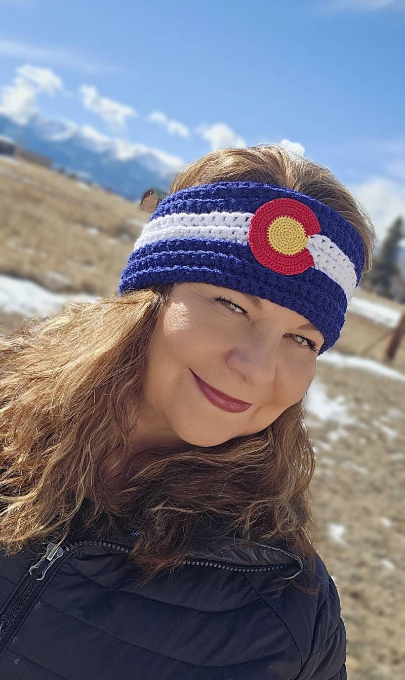 Frauen Blau Und Weiß Häkeln Stirnband Mit Colorado Logo Frauen Blau Und Weiß Häkeln Stirnband Mit Colorado Logo von StaceyHeartsSmiles