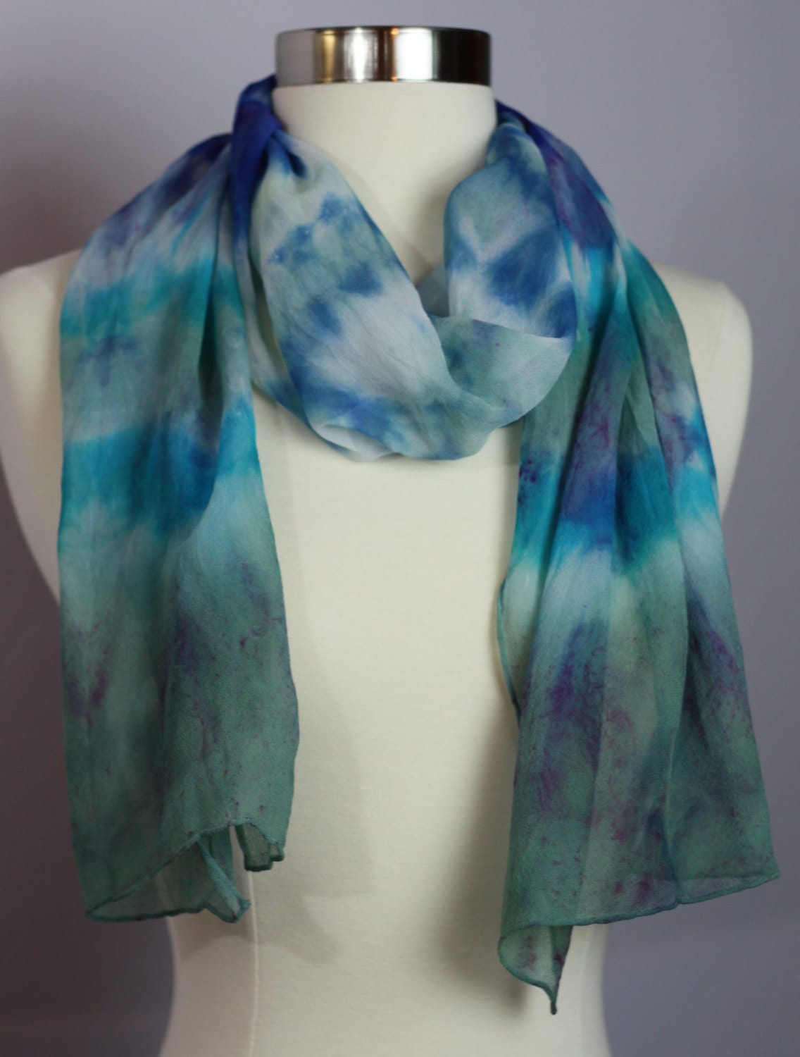 Handgefärbter Chiffonschal Aus Seide in Kobalt-, Aqua - Und Moosfarben Handgefärbter Chiffonschal Aus Seide in Kobalt-, Aqua - Und Moosfarben von StackARockRanch