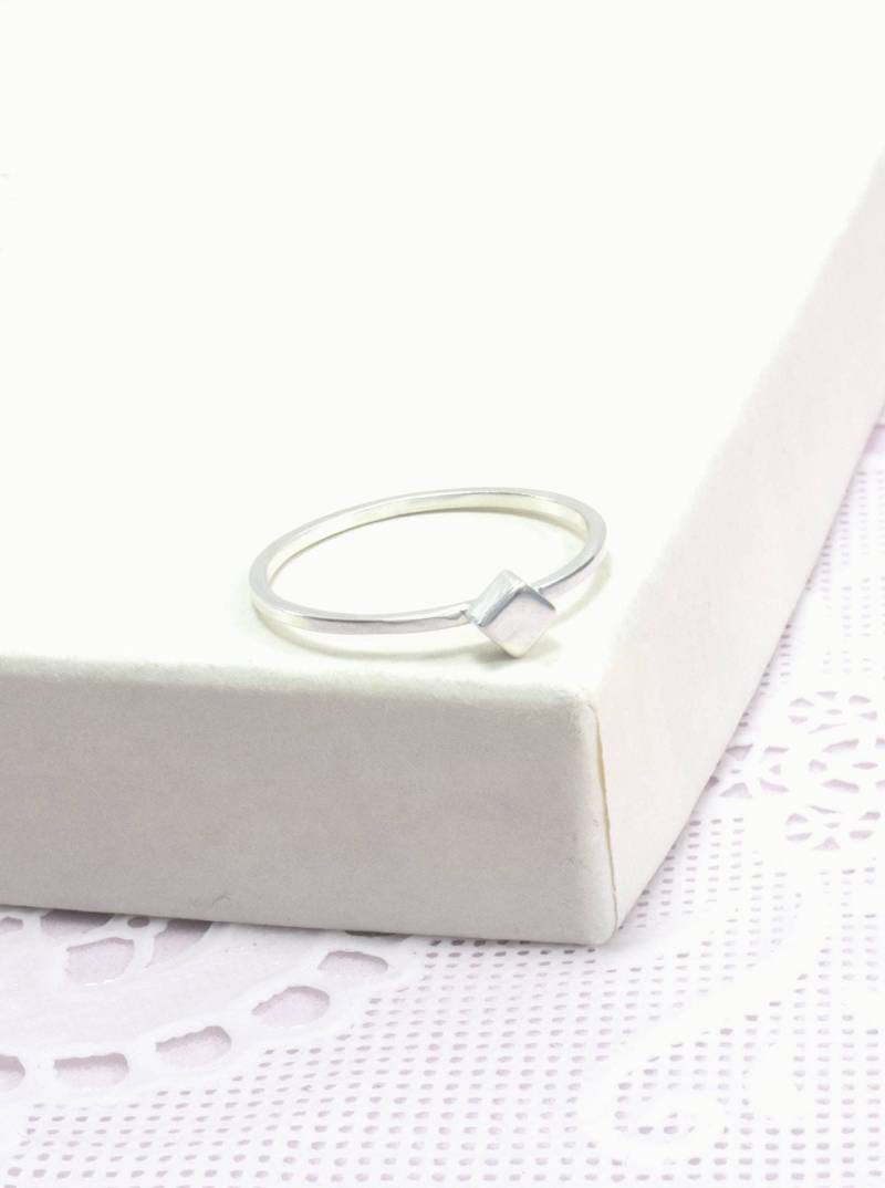Winziger Diamant Stapelring, Süßer Ring, Zierlicher Silberring, Minimalistisch, Lässig, Stapelbarer Alltäglicher Schmuck Geschenk Für Sie, Mama von StackedLayeredShine