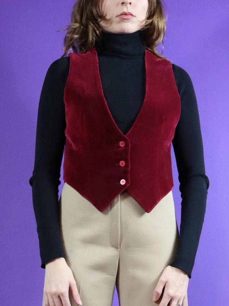 Vintage 1970S Handgemachte Weste Aus Rotem Samt Vintage 1970S Handgemachte Weste Aus Rotem Samt von StacksVintageUK