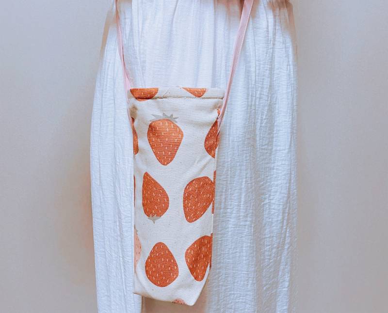 Flaschenhalter Flaschenträger Handgemachter Schulflasche Schlinge Girlie Flasche Gemütlich Sport Getränkehalter Erdbeere von StacyKitchenDecor