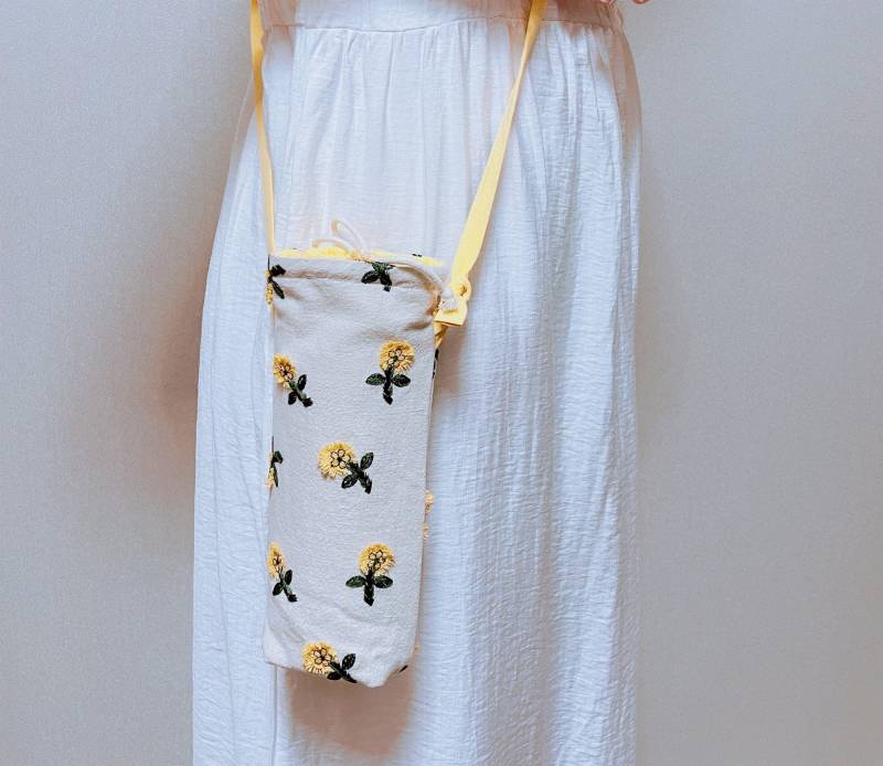 Wasserflaschenhalter Wasserflasche Träger Handgemachte Flaschenträger Schule Schlinge Mädchen Flasche Gemütlich Gänseblümchen-stickerei von StacyKitchenDecor