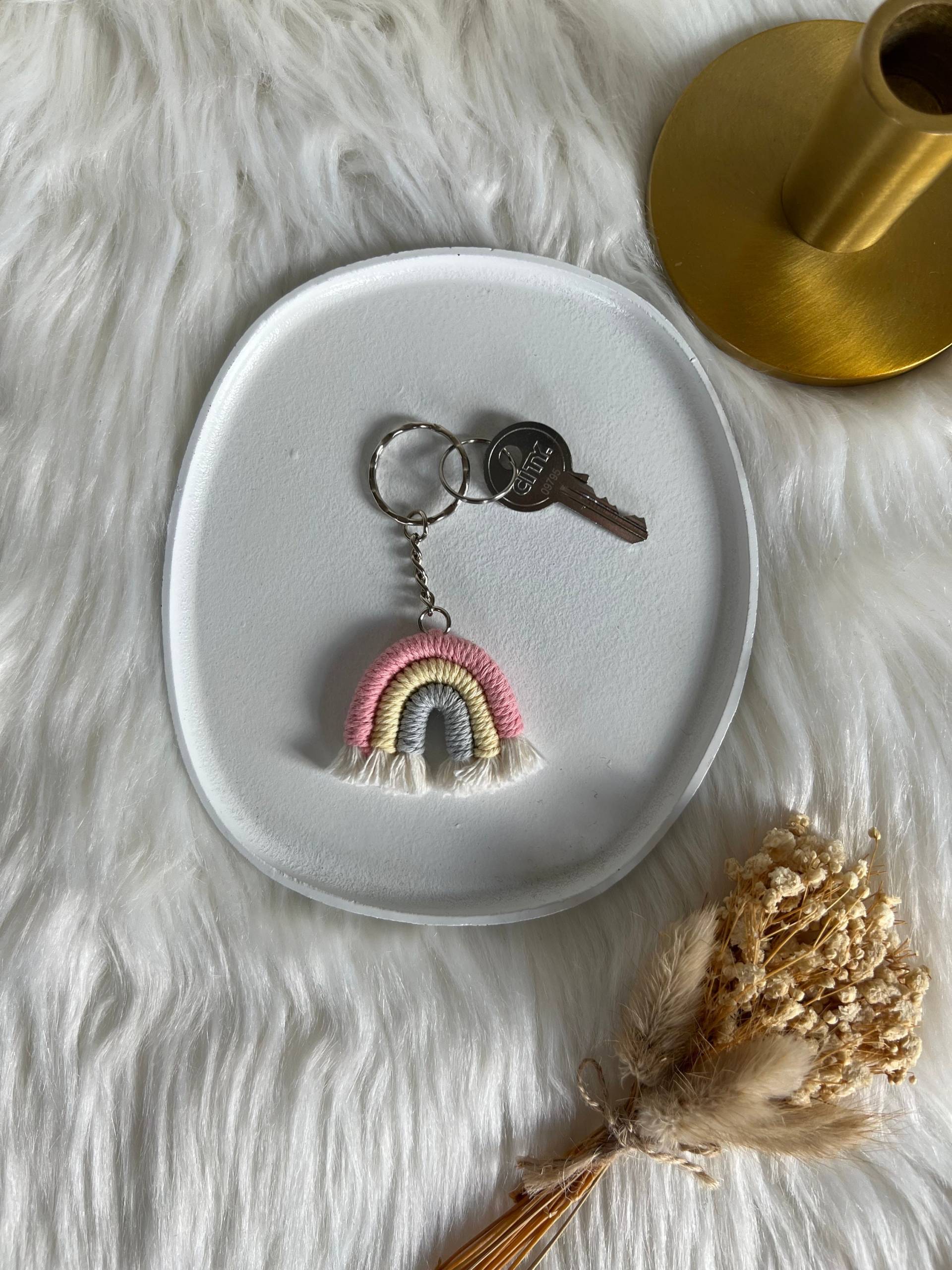 Schlüsselanhänger Regenbogen Key Chain Bunt Rainbow Pride Pastel Accessoires Anhänger Makramee Silber von StacysCuteStuff