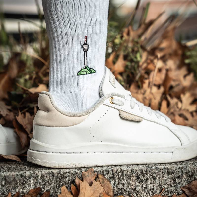 Fernsehturm Socken Für Stuttgart Fans Bestickte Bio-Baumwolle Sportsocken Damen & Herren Lustige Tennissocken Mit 0711 Motiv von StadtkinderCom