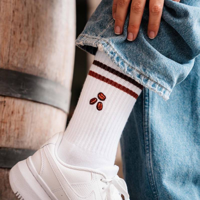Kaffeebohnen Socken Für Coffee Lovers Bestickte Bio-Baumwolle Sportsocken Damen & Herren Lustige Tennissocken Mit Kaffee Motiv von StadtkinderCom