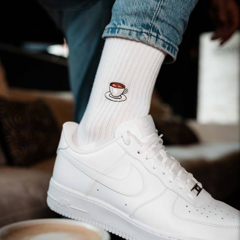 Kaffeetasse Socken Für Kaffeeliebhaber Bestickte Bio-Baumwolle Sportsocken Damen & Herren Lustige Tennissocken Mit Coffee Motiv von StadtkinderCom