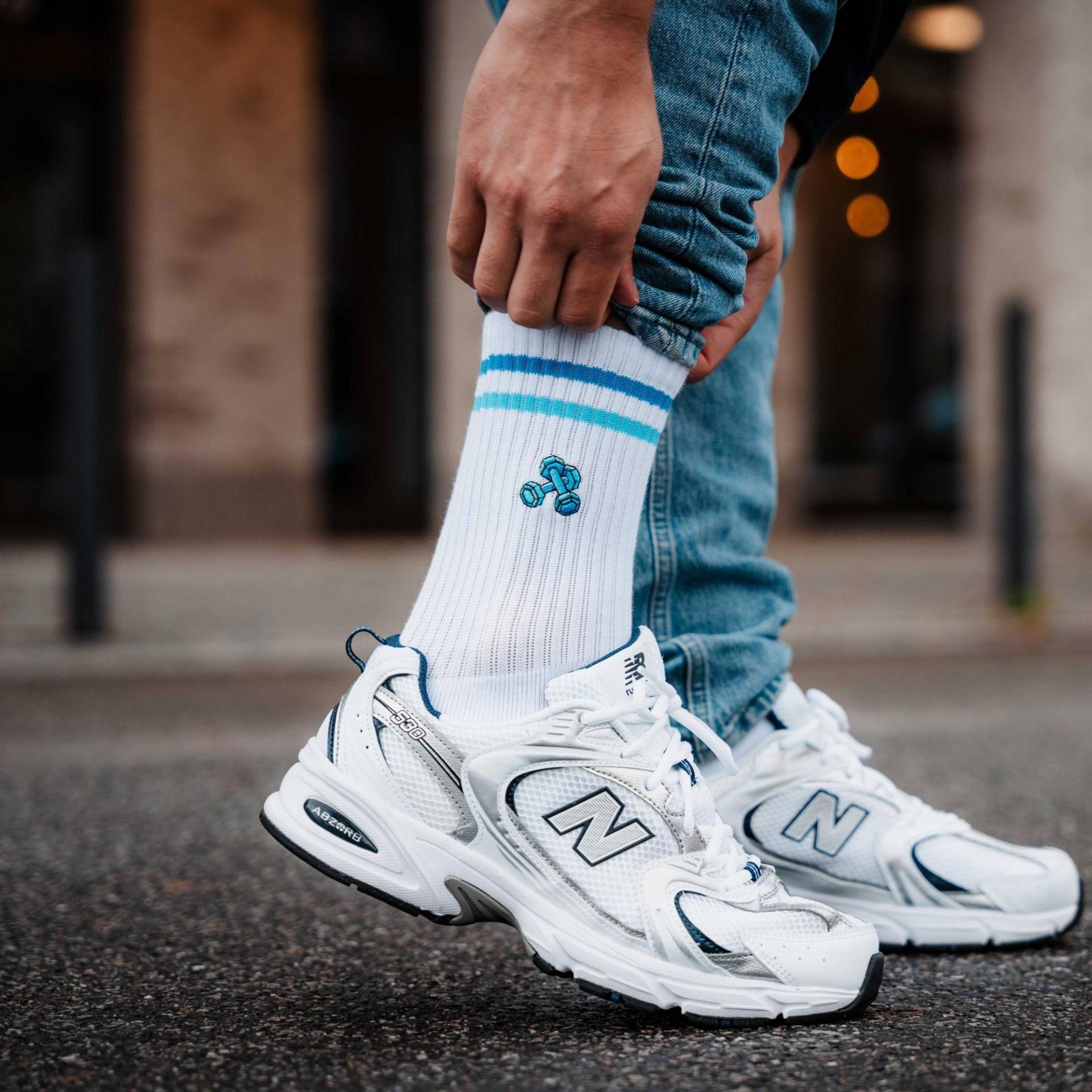 Kurzhantel Blau Socken Für Fitness Fans Bestickte Bio-Baumwolle Sportsocken Damen & Herren Lustige Tennissocken Mit Dumbbell Motiv von StadtkinderCom