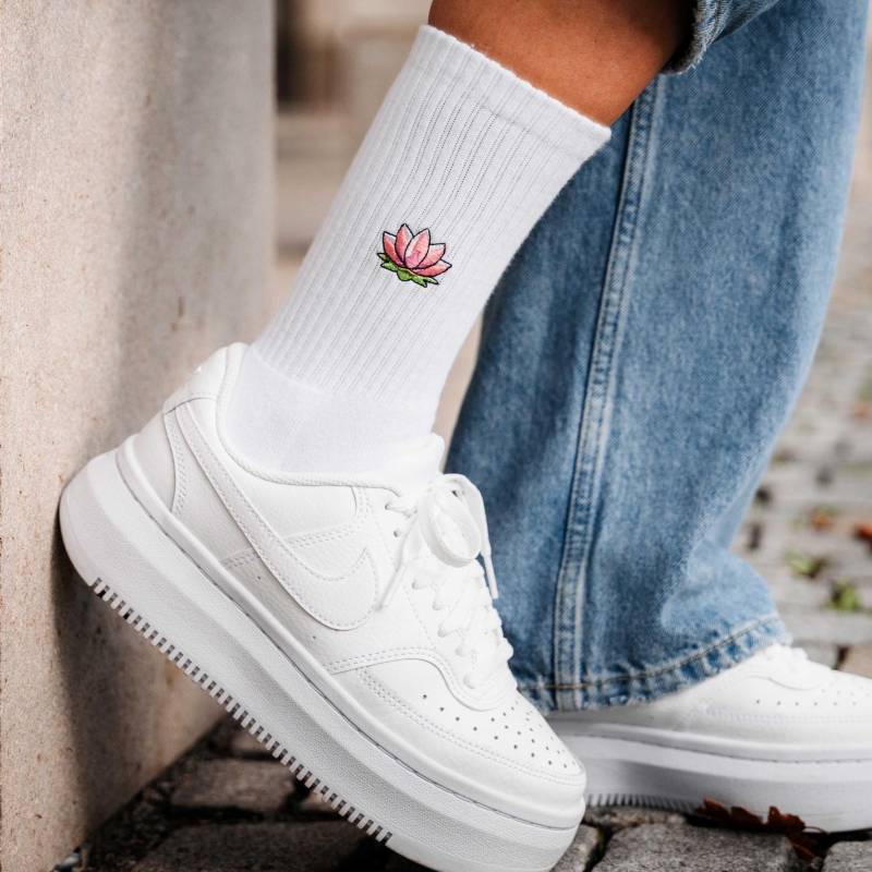 Lotus Socken Für Yoga Fans Bestickte Bio-Baumwolle Sportsocken Damen & Herren Lustige Tennissocken Mit Blumenmotiv von StadtkinderCom