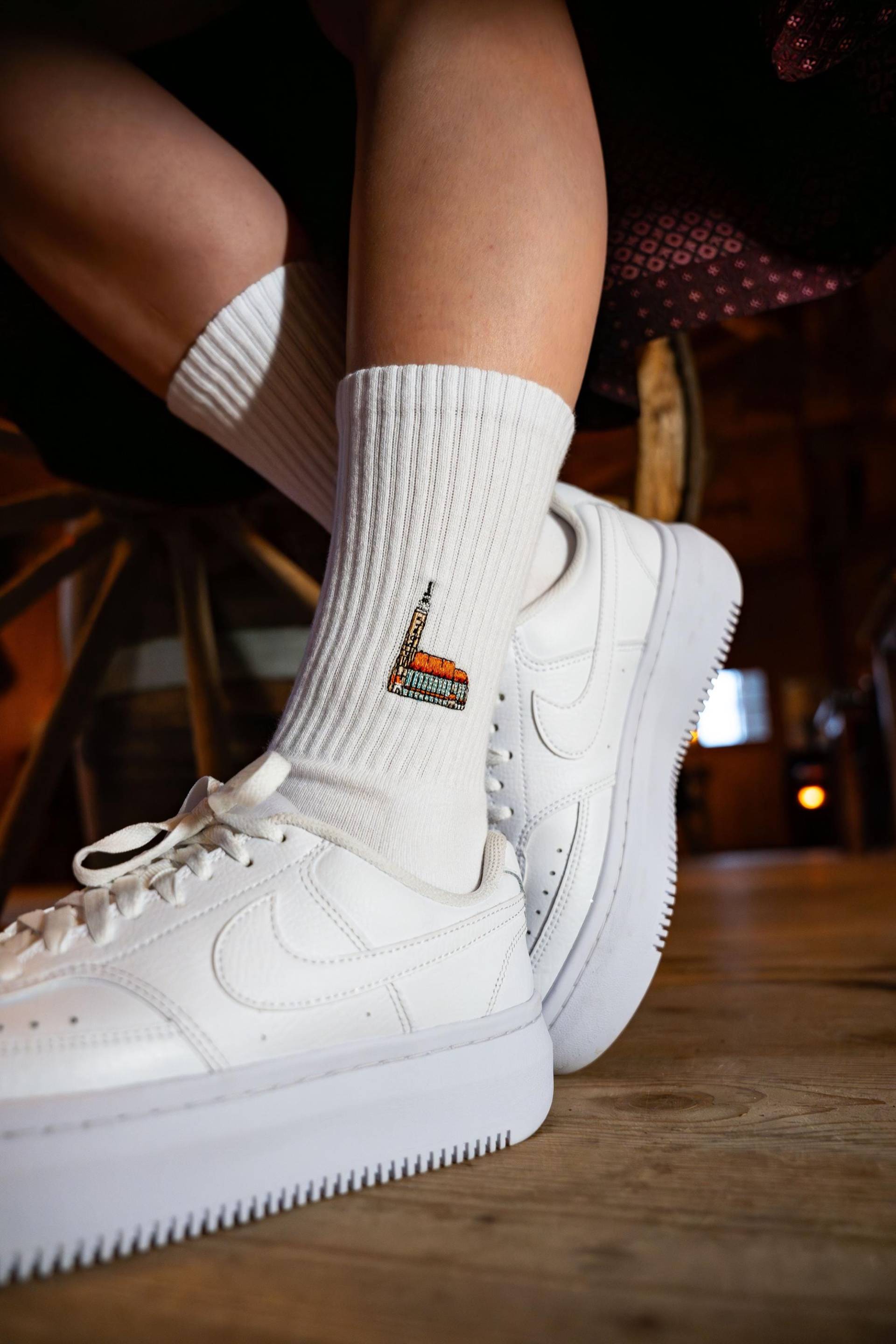 Martinskirche Socken Für Landshut Fans Bestickte Bio-Baumwolle Sportsocken Damen & Herren Lustige Tennissocken Mit Bayern Motiv von StadtkinderCom