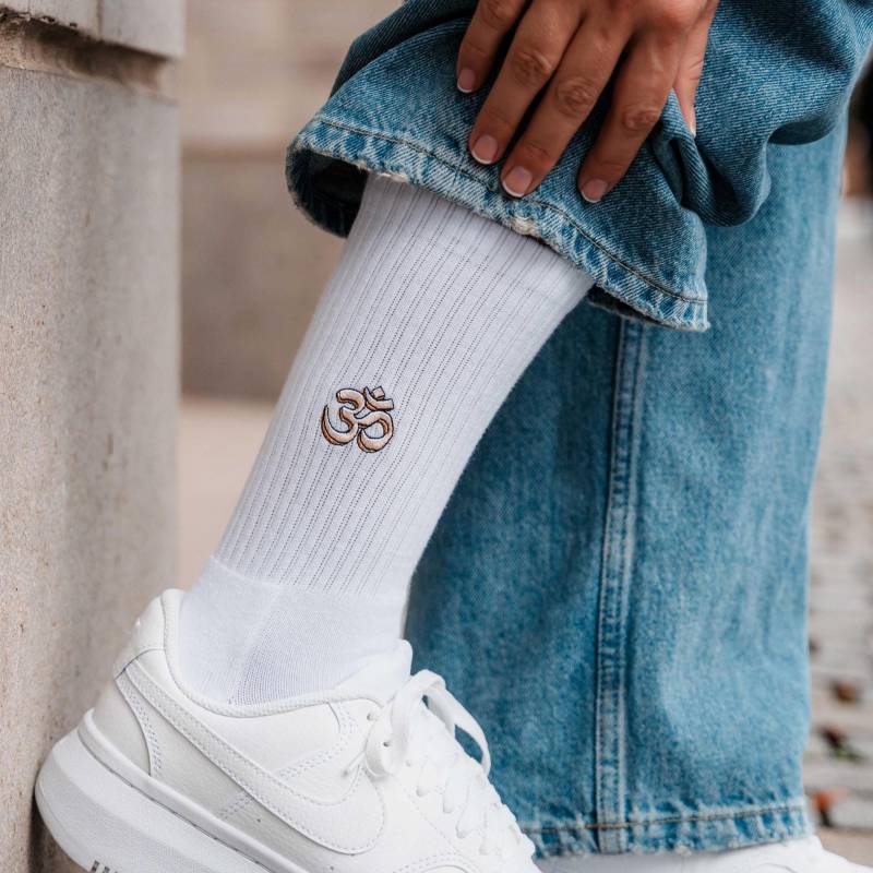 Om Zeichen Socken Für Meditation Fans Bestickte Bio-Baumwolle Sportsocken Damen & Herren Lustige Tennissocken Mit Yoga Motiv von StadtkinderCom