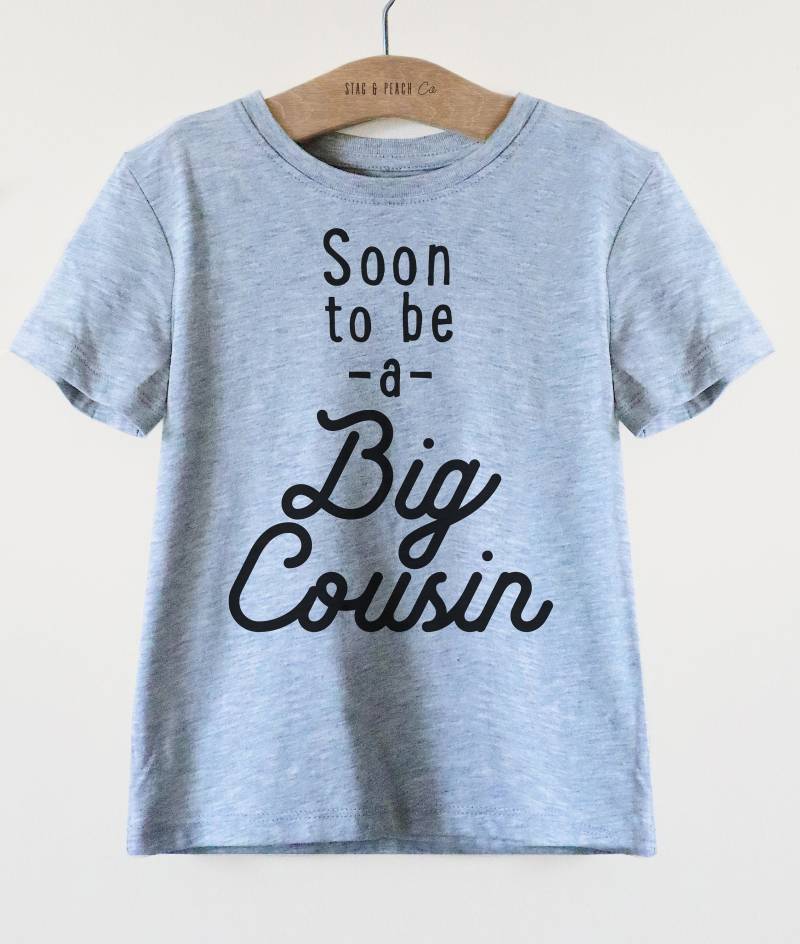 Bald Ein Großer Cousin Sein Kinder Kurzarm-T-Shirt - Schwangerschaftsankündigung Gender Reveal Party Geschenk Nichte Und Neffe von StagandPeachCo